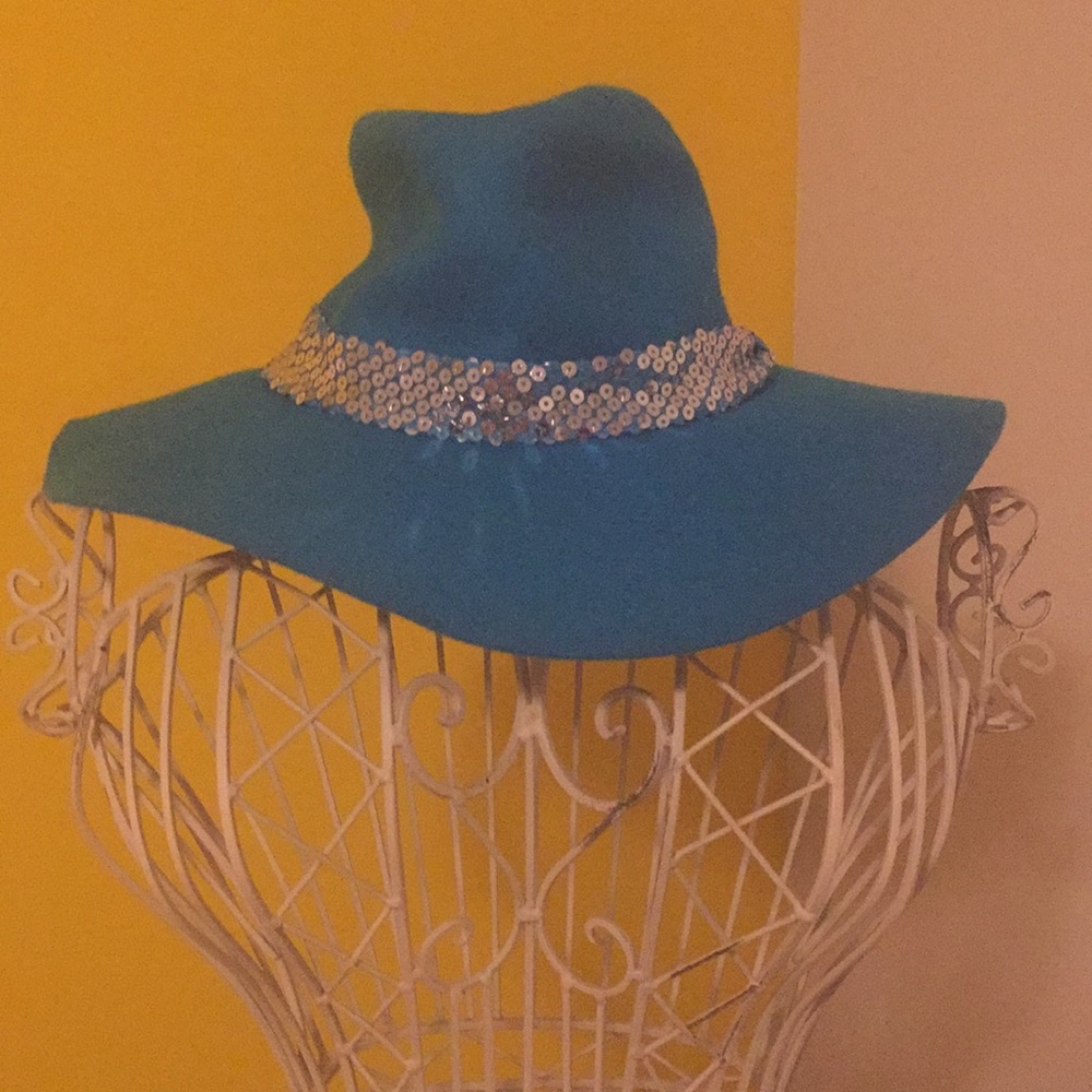 Justice floppy hat